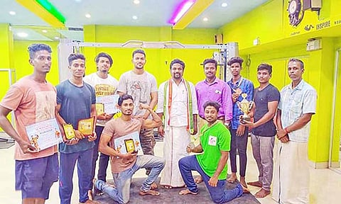வெற்றி பெற்ற வீரர்களை சங்கத் தலைவர் டாக்டர் மன்னார்குடி அசோக்குமார் பாராட்டினார்.