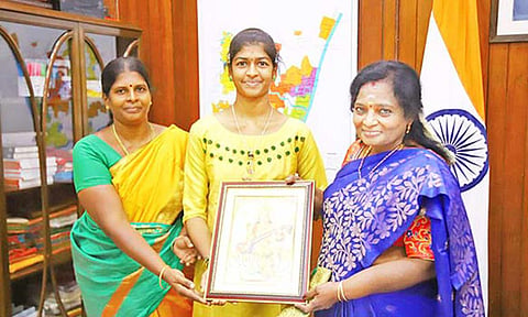 தெலுங்கானா ஆளுநர் தமிழிசை சவுந்தரராஜனிடம் வாழ்த்து பெற்ற மாணவி சுபானு.