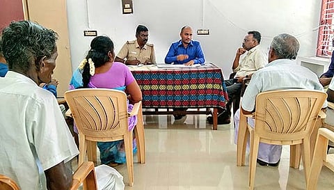 தாசில்தார் செல்வக்குமார் தலைமையில் சமாதான கூட்டம் நடைபெற்ற காட்சி.&nbsp;