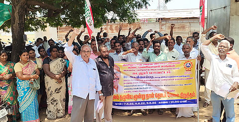போராட்டத்தில் ஈடுபட்ட பணியாளர்கள்