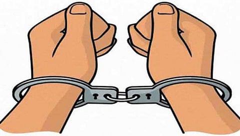 தொழிலாளியிடம் 'பிக்பாக்கெட்'- 2 வாலிபர்கள் கைது