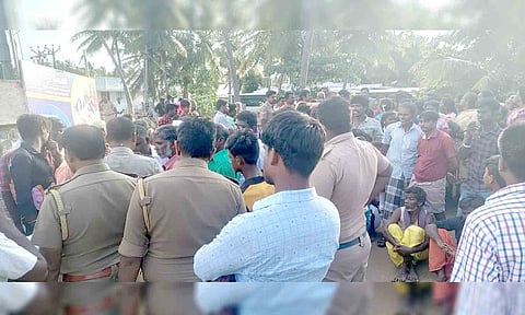 பொதுமக்களுடன் போலீசார் பேச்சுவார்த்தை நடத்திய காட்சி.&nbsp;