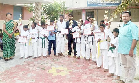 பதக்கங்களுடன் கராத்தே போட்டியில் வெற்றி பெற்ற மாணவர்கள்.