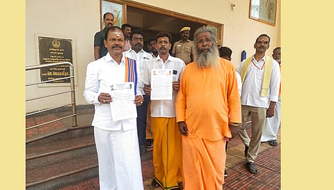 இந்து மக்கள் கட்சி தலைவர் அர்ஜுன் சம்பத், மதுரை போலீஸ் கமிஷ்னர் அலுவலகத்தில் மனு கொடுக்க வந்த போது எடுத்த படம்.&nbsp;