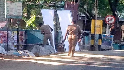 பேனரை அப்புறப்படுத்தும் போலீசார்.