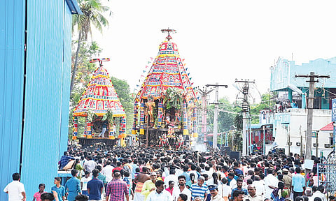 பண்ருட்டி திருவதிகையில் புகழ்பெற்ற வீரட்டானேஸ்வரர் கோவில் தேரோட்டம் இன்று காலை நடைபெற்றது. பக்தர்கள் திரளாக கூடி தேரை வடம் பிடித்து இழுத்தனர்.