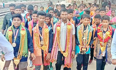 தேசிய அளவிலான விளையாட்டு போட்டிகளில் தங்கபதக்கம் வென்ற மாணவர்கள்.