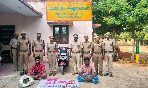 &nbsp;நாட்டு வெடிகுண்டுகளுடன் கைதான 2 பேரையும், அவர்களை மடக்கி பிடித்த போலீசாரையும் படத்தில் காணலாம்.