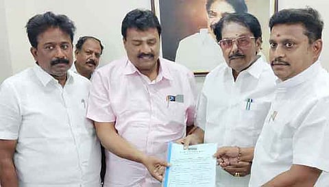 போட்டியின்றி தேர்வு
