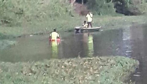 ஜேடர்பாளையம் படுகை அணை காவிரி ஆற்றில்  பரிசல் மூலம் தீயணைப்பு துறையினர் தேடும் காட்சி.