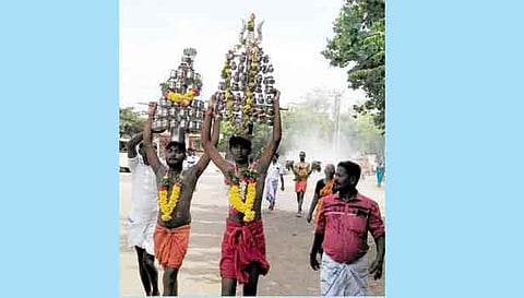 பால்குடம் எடுத்து வந்த பக்தர்கள்.
