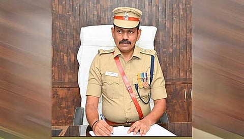 புதிய போலீஸ் கமிஷனர் சீனிவாசன் பொறுப்பேற்றுக்கொண்ட காட்சி.