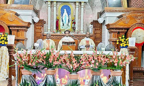 புதிய அதிபராக பொறுப்பேற்ற சாம்சன் திருப்பலி நிறைவேற்றினார்.