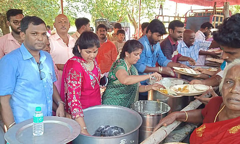 பண்ருட்டி அருேக மருங்கூர் ஊத்துக்காட்டு மாரியம்மன் கோவில் கும்பாபிஷேகத்தை முன்னிட்டு வி.எம்.கேஷ்யூஸ் அதிபர் வீரவிஸ்வாமித்திரன், அவரது மனைவி சண்முகபிரியா, மகள் ருத்ரா ஆகியோர் பக்தர்களுக்கு அன்னதானம் வழங்கினர்.
