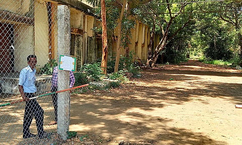 திருபுவனை கூட்டுறவு நூற்பாலை இயங்காமல் மூடியிருக்கும் காட்சி.