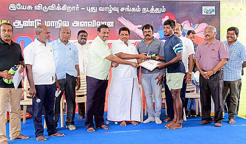 பயிற்சியில் கலந்து கொண்ட வீரர்களுக்கு அமைச்சர் அனிதா ராதாகிருஷ்ணன் சான்றிதழ் வழங்கிய காட்சி. 