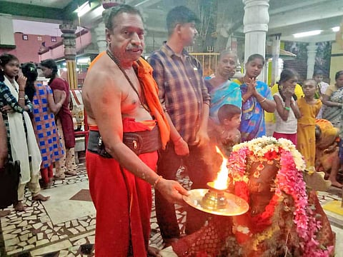  புற்றுக்கோவிலில் பிரதோஷ விழாவையொட்டி தீபாராதனை காண்பிக்கப்பட்ட காட்சி.