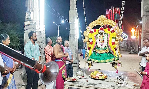 திருவதிகை வீரட்டானேஸ்வரர் கோவிலில் பவுர்ணமி கிரிவலம், ஊஞ்சல் உற்சவம் நடைபெற்றது. சிறப்பு அலங்காரத்தில் அம்பாள் பெரியநாயகி ஊஞ்சலில் அருள்பாலித்தார்.