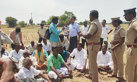 விளை நிலத்தில் அமர்ந்து விவசாயிகள் போராட்டம்&nbsp;
