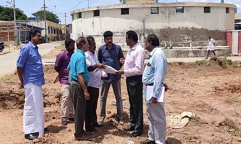 வளர்ச்சி திட்டப்பணிகளை   நகராட்சிகளின் நிர்வாக இயக்குனர்  பொன்னையா பார்வையிட்டு ஆய்வு செய்த காட்சி. அருகில்  நகராட்சி ஆணையர்கள்   வெள்ளகோவில் மோகன்குமார்,  காங்கயம்  வெங்கடேசன் உள்ளனர்.&nbsp;