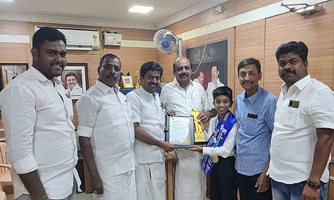 சாதனை படைத்த மாணவன்  ரித்விக்கை  செல்வராஜ் எம்.எல்.ஏ.,  திருப்பூர் மாநகராட்சி மேயர்   தினேஷ்குமார், திருப்பூர் மாவட்ட தி.மு.க. இளைஞரணி துணை அமைப்பாளர்   எம்.எஸ்.ஆர். ராஜ் ஆகியோர் வாழ்த்தி பாராட்டிய காட்சி.&nbsp;