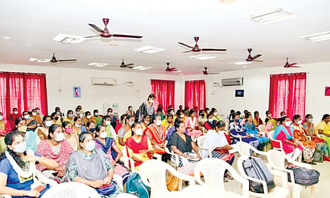 பெண் போலீசாருக்கு கவுன்சிலிங்