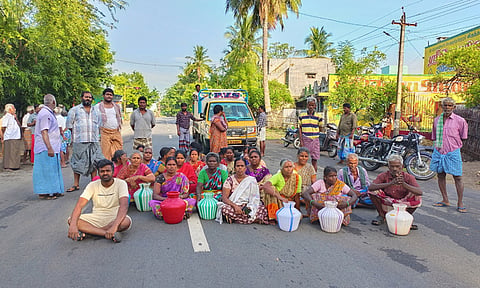 பொதுமக்கள் சாலைமறியல் போராட்டத்தில் ஈடுபட்ட பொதுமக்களை படத்தில் காணலாம்.