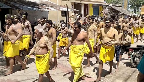 கத்திபோடும் நிகழ்ச்சியில் கலந்து கொண்ட பக்தர்கள்.