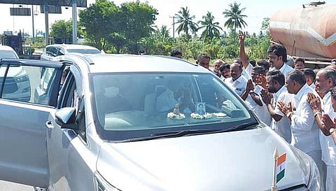 எடப்பாடி பழனிசாமிக்கு கெங்கவல்லி எம்.எல்.ஏ. நல்லதம்பி தலைமையில்  வரவேற்பு அளிக்கப்பட்ட காட்சி.
