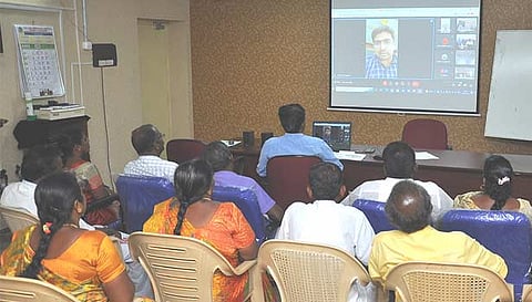 காணொலிக்காட்சி வாயிலாக கிராம பஞ்சாயத்து தலைவர்களுக்கு  விழிப்புணர்வு பயிற்சி நடைபெற்ற காட்சி.