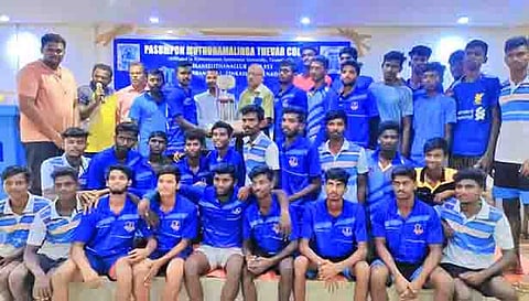 வெற்றிபெற்ற  அணிக்கு கோப்பை வழங்கப்பட்ட காட்சி.