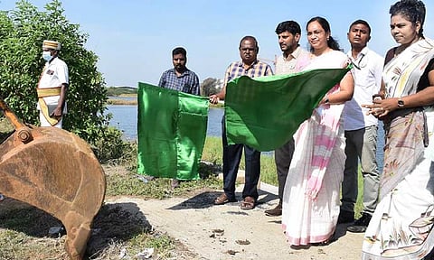 பெரியதாங்கல்-காரணிபேட்டை ஏரிகளை தூர்வாரும் பணி- கலெக்டர் ஆர்த்தி தொடங்கி வைத்தார்