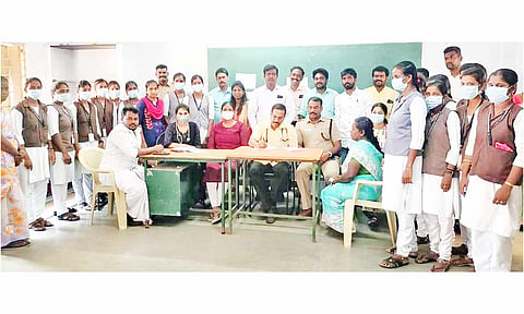 அரசு மேல்நிலைப்பள்ளியில் இலவச மருத்துவ முகாம் நடந்தது.