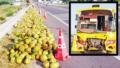 சாலையில் சிதறிக் கிடந்த இளநீர் காய்களை அப்புறப்படுத்தி ஓரமாக வைத்துள்ள போலீசார்
