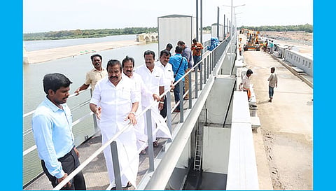 முக்கொம்பு கொள்ளிடத்தில் கட்டப்பட்டுள்ள புதிய கதவணை-அமைச்சர் கே.என்.நேரு பார்வையிட்டு ஆய்வு