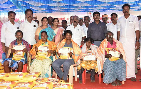 மேல்மலையனூரில் மாற்றுத்திறனாளிகளுக்கு அமைச்சர் செஞ்சி மஸ்தான் நலத்திட்ட உதவிகள் வழங்கினார்.