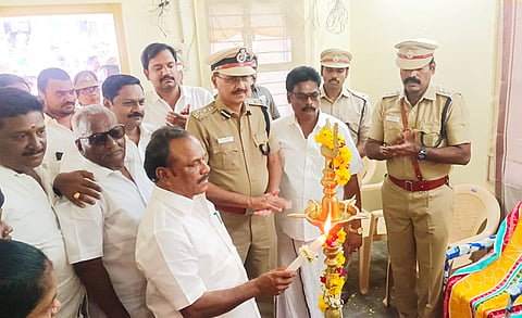 திட்டக்குடி மகளிர் போலீஸ்  நிலையத்தில் அமைச்சர் சி.வெ. கணேசன், குத்து விளக்கு ஏற்றி னார். அருகில் டி.ஐ.ஜி. பாண்டியன் மற்றும் பலர் உள்ளனர்.