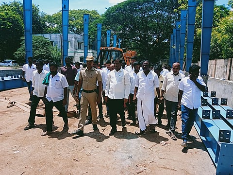 உழவர்சந்தைக்கு கூடுதல் கட்டிடம் கட்டும்பணியினை வேல்முருகன்எம்.எல்.ஏ., நகராட்சி தலைவர் ராஜேந்திரன் ஆய்வு செய்தனர்.