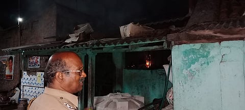 தீயில் எரிந்து நாசமான  டீ கடையை படத்தில் காணலாம்.