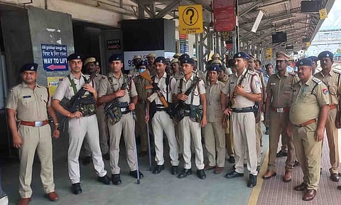 பாதுகாப்பு பணியில்  ஈடுபட்டுள்ள போலீசாரை படத்தில் காணலாம்