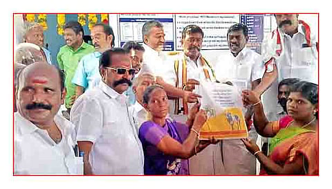 கரையாளனூர் கிராமத்தில் புதிய பகுதி நேர ரேஷன் கடையை பழனி நாடார் எம்.எல்.ஏ. திறந்து வைத்து  பொருட்களை வழங்கினார்.