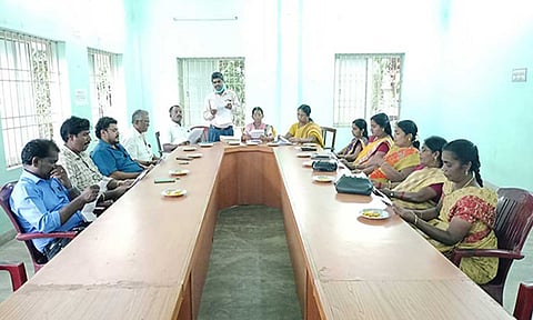 தோட்டியோடு சந்திப்பில் உயர் கோபுர மின் விளக்குகள் அமைக்க வேண்டும் - வில்லுக்குறி பேரூராட்சி கூட்டத்தில் தீர்மானம்