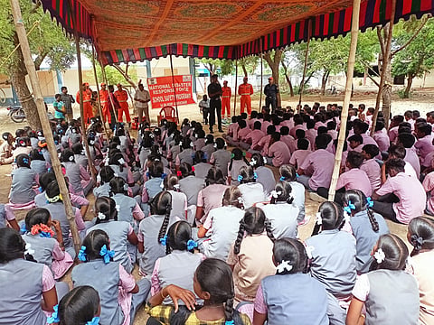 நாகலூர் அரசுப்பள்ளியில் பேரிடர் குறித்து விழிப்புணர்வு நிகழ்ச்சி நடைபெற்றது.