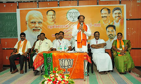 உழவர்கரை மாவட்ட பா.ஜனதா  செயற்குழு கூட்டத்தில் மாநில தலைவர் சாமிநாதன் பேசிய காட்சி.