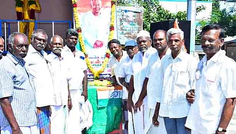 கக்கன் உருவப்படத்திற்கு நகர காங்கிரஸ் பொருளாளர் வைத்தியர் மனோகரன் தலைமையில் மாலை அணிவித்த காட்சி.&nbsp;
