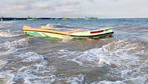 கரை ஒதுங்கிய இலங்கை படகு.
