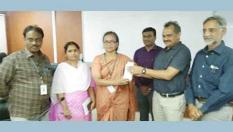 கார்பன்டை ஆக்சைடை உறிஞ்சும் தொழில் நுட்பத்தை சிக்ரி இயக்குநர் 
கலைச்செல்வி சுமிட்ஸ் நிறுவன இயக்குநர் ராஜ்மோகன் சத்தியதேவிடம் வழங்கினார்.
