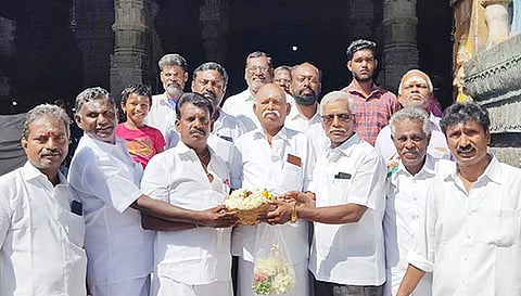 &nbsp;திருப்பரங்குன்றம் முருகன் கோவிலில் தெற்கு மாவட்ட காங்கிரஸ் துணைத்தலைவர் பழனிகுமார் தலைமையில்  கட்சியினர் சிறப்பு வழிபாடு செய்து விட்டு வந்த காட்சி.
