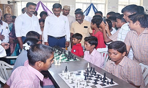 மாவட்ட கலெக்டர் ஸ்ரீதர் செஸ் போட்டியை தொடங்கி வைத்து பார்வையிட்டார்.