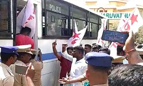 ரெயில் மறியலில் ஈடுபட முயன்றவர்களை போலீசார் கைது செய்தபோது எடுத்தபடம்